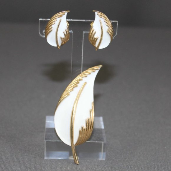 VTG Trifari gold and white leaf brooch and earrings set clip on 1960s signed - Picture 2 of 8